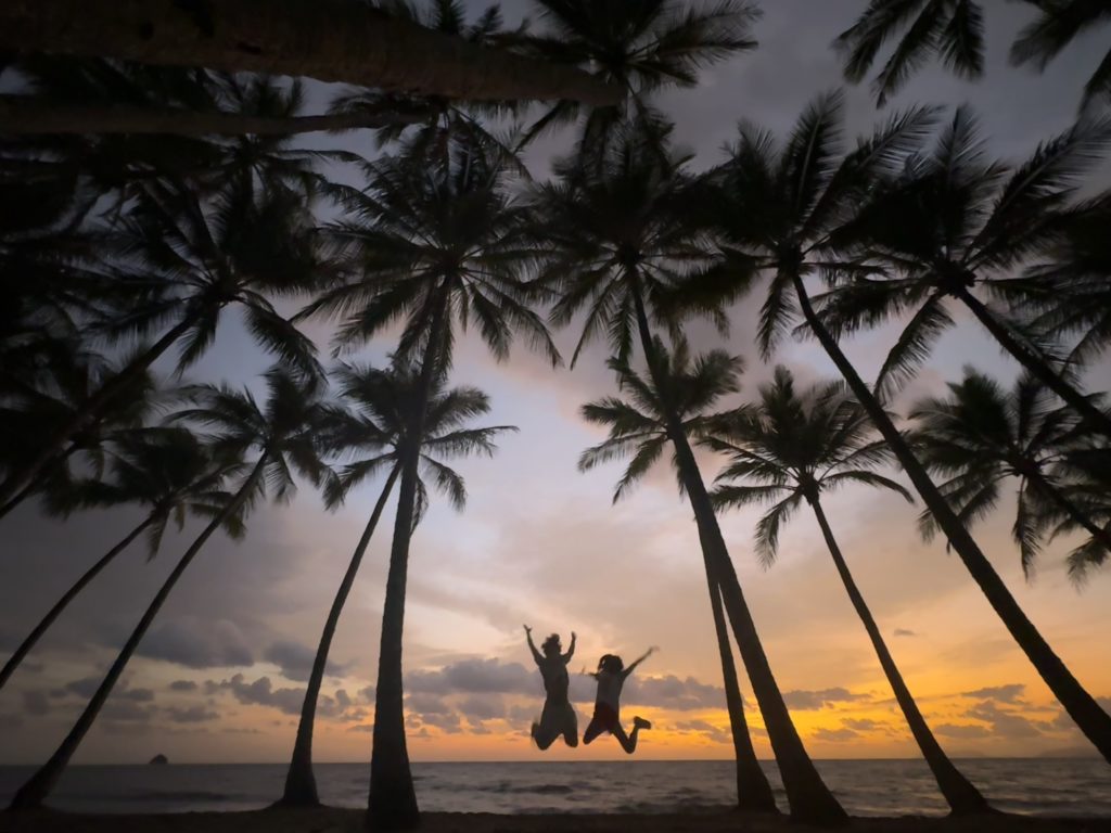 パームコーブビーチでプロのカメラマンに撮影される