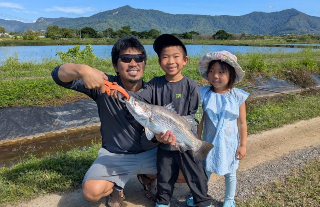 スマイルケアンズ観光 代表の大粟拓馬が子供をガイドしている