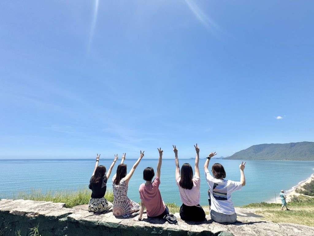 海を眺める５人の女性